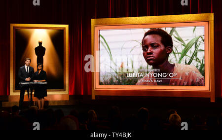 I nominati per l'Oscar per la migliore attrice non protagonista compresi Lupita Nyong'o per '12 anni un' slave sono annunciate da attore Chris Hemsworth (L) e l'Accademia delle Arti e delle scienze cinematografiche Presidente Cheryl Boone Isaacs al Samuel Goldwyn Theater di Beverly Hills, la California il 16 gennaio 2014. La 86annuale di Academy Awards si svolgerà il 2 marzo. UPI/Jim Ruymen Foto Stock