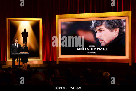 L'Oscar nomination per Best Director quali Alexander Payne per 'Nebraska' sono annunciate da attore Chris Hemsworth (L) e l'Accademia delle Arti e delle scienze cinematografiche Presidente Cheryl Boone Isaacs al Samuel Goldwyn Theater di Beverly Hills, la California il 16 gennaio 2014. La 86annuale di Academy Awards si svolgerà il 2 marzo. UPI/Jim Ruymen Foto Stock