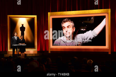 L'Oscar nomination per Best Director compresi Alfonso Cuaron per "gravità" sono annunciate da attore Chris Hemsworth (L) e l'Accademia delle Arti e delle scienze cinematografiche Presidente Cheryl Boone Isaacs al Samuel Goldwyn Theater di Beverly Hills, la California il 16 gennaio 2014. La 86annuale di Academy Awards si svolgerà il 2 marzo. UPI/Jim Ruymen Foto Stock