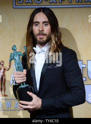 Attore Jared Leto detiene il premio ha vinto per il migliore attore in un ruolo di supporto - Dallas acquirenti Club, dietro le quinte al ventesimo annuale di SAG Awards tenutosi presso lo Shrine Auditorium di Los Angeles il 18 gennaio 2014. Il Screen Actors Guild Awards sono teletrasmesso in diretta su TNT. UPI/Jim Ruymen Foto Stock