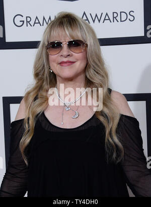 Host LL Cool J (R), Simone Johnson (C), e una valutazione di arrivare per la 56th Annual Grammy Awards a Staples Center a Los Angeles il 26 gennaio 2014. UPI/Jim Ruymen Foto Stock