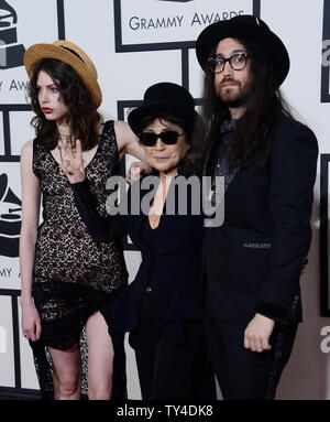 (L-R) modello/attrice Charlotte Kemp Muhl, artista Yoko Ono e artista di registrazione Sean Lennon arriva per la 56th Annual Grammy Awards a Staples Center a Los Angeles il 26 gennaio 2014. UPI/Jim Ruymen Foto Stock