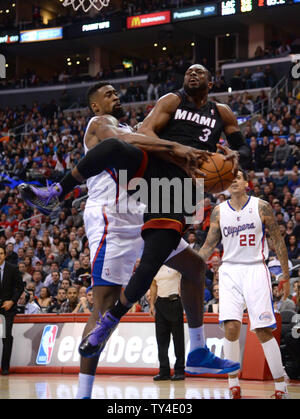 Miami Heat Dwayne Wade è imbrattata di Los Angeles Clippers DeAndre Jordan nella prima metà azione a Los Angeles il 5 febbraio 2014. UPI/Jon SooHoo Foto Stock