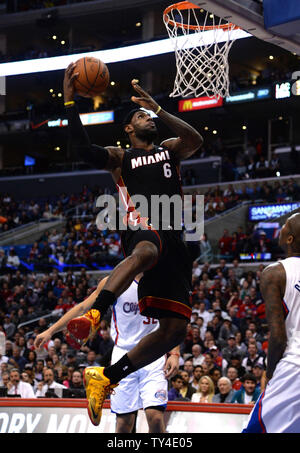 Miami Heat LeBron James punteggi contro la Los Angeles Clippers durante la prima metà azione a Los Angeles il 5 febbraio 2014. UPI/Jon SooHoo Foto Stock