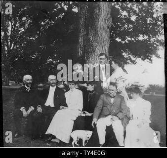 Roosevelt e Eleanor Roosevelt con il sig. e la Sig.ra sollevatore, il sig. e la Sig.ra Warren Delano, e il sig. e la Sig.ra Paolo Forbes a Newburgh, New York Foto Stock