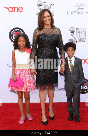 California Attorney General Kamala Harris (C) e gli ospiti arrivano per il quarantacinquesimo NAACP Image Awards a Pasadena Civic Auditorium di Pasadena, in California, il 22 febbraio 2014. Il NAACP Image Awards celebra i successi delle persone di colore e nei settori della televisione, musica, letteratura e film e successi anche i singoli o i gruppi che promuovono la giustizia sociale attraverso sforzi creativi. UPI/Ken Matsui Foto Stock