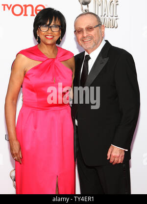 Accademia delle Arti e delle scienze cinematografiche Presidente e il NAACP Hall of Fame honoree Cheryl Boone Isaacs (L) e gli ospiti arrivano per il quarantacinquesimo NAACP Image Awards a Pasadena Civic Auditorium di Pasadena, in California, il 22 febbraio 2014. Il NAACP Image Awards celebra i successi delle persone di colore e nei settori della televisione, musica, letteratura e film e successi anche i singoli o i gruppi che promuovono la giustizia sociale attraverso sforzi creativi. UPI/Ken Matsui Foto Stock