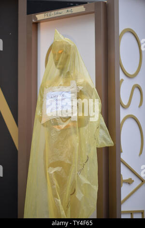Un Oscar statua è visto trattati come continuano i preparativi per la 86Academy Awards nella sezione di Hollywood di Los Angeles il 26 febbraio 2014. L'Oscar sarà presentato domenica 2 marzo. UPI/Kevin Dietsch Foto Stock