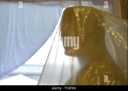 Un Oscar statua è visto trattati come continuano i preparativi per la 86Academy Awards nella sezione di Hollywood di Los Angeles il 26 febbraio 2014. L'Oscar sarà presentato domenica 2 marzo. UPI/Kevin Dietsch Foto Stock