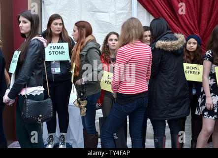Celebrity stand-in attesa come continuano i preparativi per la 86Academy Awards nella sezione di Hollywood di Los Angeles il 1 marzo 2014. L'Oscar sarà presentato domenica 2 marzo. UPI/Kevin Dietsch Foto Stock