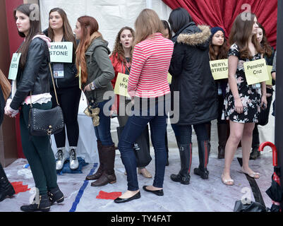 Celebrity stand-in attesa come continuano i preparativi per la 86Academy Awards nella sezione di Hollywood di Los Angeles il 1 marzo 2014. L'Oscar sarà presentato domenica 2 marzo. UPI/Kevin Dietsch Foto Stock