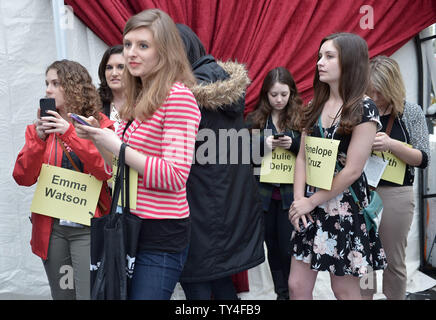 Celebrity stand-in attesa come continuano i preparativi per la 86Academy Awards nella sezione di Hollywood di Los Angeles il 1 marzo 2014. L'Oscar sarà presentato domenica 2 marzo. UPI/Kevin Dietsch Foto Stock