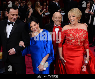 Liza Minnelli e sorella Lorna Luft arrivano sul tappeto rosso al 86º Academy Awards a Hollywood e Highland Center nella sezione di Hollywood di Los Angeles il 2 marzo 2014. UPI/Jim Ruymen Foto Stock