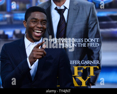 Membro del cast Chadwick Boseman assiste la premiere del motion picture drama sport 'Draft' giorno al Regency Village Theater di Westwood sezione di Los Angeles il 7 aprile 2014 Storyline presso la cambiale di NFL, general manager Sonny Weaver (Costner) ha la possibilità di ricostruire il suo team quando egli negozia per il numero uno di prelievo. Egli deve decidere che cosa è disposto a rinunciare a una vita-cambiano giorno per poche centinaia di giovani uomini con i sogni di NFL. UPI/Jim Ruymen Foto Stock