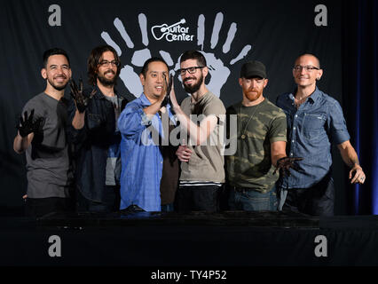 I membri dell'American rock band Linkin Park, Mike Shinoda, Rob Bourdan, Joe Hahn, Brad Delson, Dave Farrell e Chester Bennington (L-R), a partecipare a una cerimonia di induzione del Gruppo in Centro di chitarra's RockWalk nella sezione di Hollywood di Los Angeles il 18 giugno 2014. UPI/Jim Ruymen Foto Stock