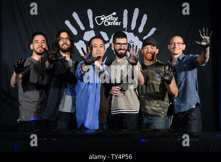 I membri dell'American rock band Linkin Park, Mike Shinoda, Rob Bourdan, Joe Hahn, Brad Delson, Dave Farrell e Chester Bennington (L-R), a partecipare a una cerimonia di induzione del Gruppo in Centro di chitarra's RockWalk nella sezione di Hollywood di Los Angeles il 18 giugno 2014. UPI/Jim Ruymen Foto Stock