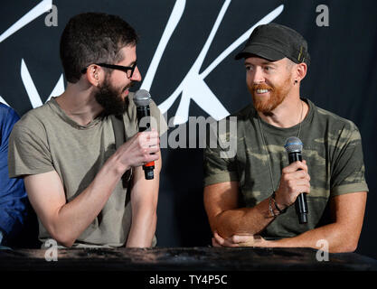 I membri dell'American rock band Linkin Park Brad Delson (L) e Dave Farrell partecipare ad una cerimonia di induzione del Gruppo in Centro di chitarra's RockWalk nella sezione di Hollywood di Los Angeles il 18 giugno 2014. UPI/Jim Ruymen Foto Stock