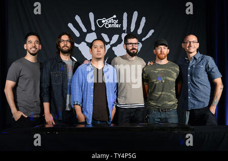 I membri dell'American rock band Linkin Park Mike Shinoda, Rob Bourdan, Joe Hahn, Brad Delson, Dave Farrell e Chester Bennington (L-R) a partecipare a una cerimonia di induzione del Gruppo in Centro di chitarra's RockWalk nella sezione di Hollywood di Los Angeles il 18 giugno 2014. UPI/Jim Ruymen Foto Stock