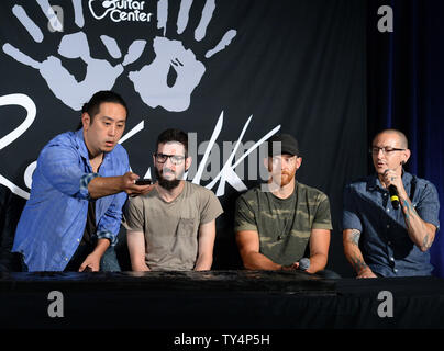 I membri dell'American rock band Linkin Park Joe Hahn, Brad Delson, Dave Farrell e Chester Bennington (L-R) a partecipare a una cerimonia di induzione del Gruppo in Centro di chitarra's RockWalk nella sezione di Hollywood di Los Angeles il 18 giugno 2014. UPI/Jim Ruymen Foto Stock