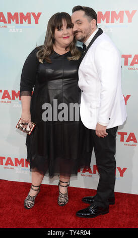 Direttore Ben Falcone (R) e membro del cast Melissa McCarthy (L) partecipare alla premiere di "Tammy" a Los Angeles il 30 giugno 2014. UPI/Fil McCarten Foto Stock
