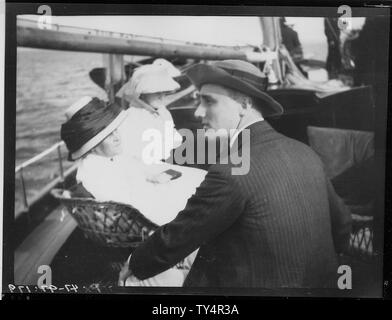 Roosevelt con Sara Delano Roosevelt e Laura F. Delano a Cambobello Foto Stock