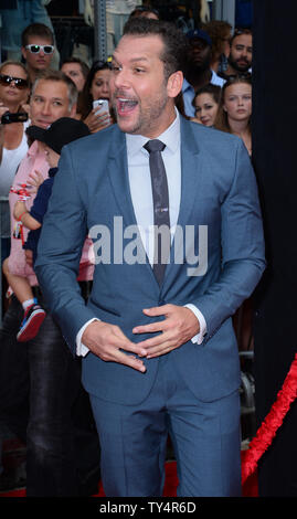 Membro del cast Dane Cook, la voce polverosi Cooper nel animato motion picture commedia "piani: Fire & Rescue" assiste la premiere del film al El Capitan Theater di Hollywood sezione di Los Angeles il 15 luglio 2014. Storyline polverose Quando apprende che il suo motore è danneggiato e che egli non può mai gara di nuovo egli unisce le forze con il fuoco e di salvataggio in elicottero ranger Lama e il suo team, l'Smokejumpers, alla battaglia una massiccia wildfire. UPI/Jim Ruymen Foto Stock