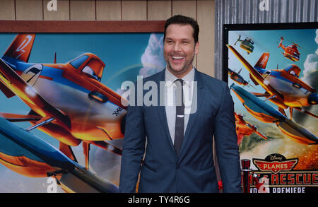 Membro del cast Dane Cook, la voce polverosi Cooper nel animato motion picture commedia "piani: Fire & Rescue" assiste la premiere del film al El Capitan Theater di Hollywood sezione di Los Angeles il 15 luglio 2014. Storyline polverose Quando apprende che il suo motore è danneggiato e che egli non può mai gara di nuovo egli unisce le forze con il fuoco e di salvataggio in elicottero ranger Lama e il suo team, l'Smokejumpers, alla battaglia una massiccia wildfire. UPI/Jim Ruymen Foto Stock