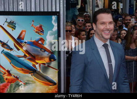 Membro del cast Dane Cook, la voce polverosi Cooper nel animato motion picture commedia "piani: Fire & Rescue" assiste la premiere del film al El Capitan Theater di Hollywood sezione di Los Angeles il 15 luglio 2014. Storyline polverose Quando apprende che il suo motore è danneggiato e che egli non può mai gara di nuovo egli unisce le forze con il fuoco e di salvataggio in elicottero ranger Lama e il suo team, l'Smokejumpers, alla battaglia una massiccia wildfire. UPI/Jim Ruymen Foto Stock