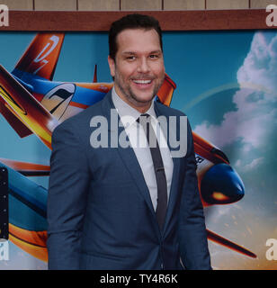 Membro del cast Dane Cook, la voce polverosi Cooper nel animato motion picture commedia "piani: Fire & Rescue" assiste la premiere del film al El Capitan Theater di Hollywood sezione di Los Angeles il 15 luglio 2014. Storyline polverose Quando apprende che il suo motore è danneggiato e che egli non può mai gara di nuovo egli unisce le forze con il fuoco e di salvataggio in elicottero ranger Lama e il suo team, l'Smokejumpers, alla battaglia una massiccia wildfire. UPI/Jim Ruymen Foto Stock