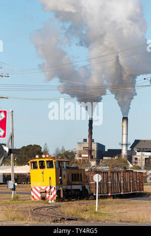 Svuotare la canna da zucchero treno in partenza il mulino Millaquin Bundaberg Queensland Australia Foto Stock