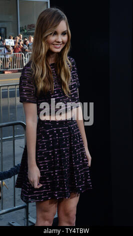 Membro del cast Liana Liberato assiste la premiere del motion picture drama " se stare' a TCL teatro cinese nella sezione di Hollywood di Los Angeles il 20 agosto 2014. Trama: la vita cambia in un istante per giovani Mia Hall dopo un incidente automobilistico mette la sua in un coma. Durante un'esperienza fuori dal corpo, ella deve decidere se wake up e vivere una vita molto diverso da quello che aveva immaginato. UPI/Jim Ruymen Foto Stock