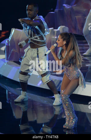Ariana Grande esegue al 2014 MTV Video Music Awards presso il Forum di Inglewood, la California il 24 agosto 2014. UPI/Pat Benic Foto Stock