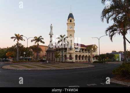 La mattina presto a Bundaberg Post Office e Memoriale di guerra sulla strada Bourbong Bundaberg Queensland Australia Foto Stock