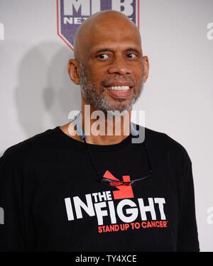 Ex giocatore di basket Kareem Abdul-Jabbar assiste la quarta Biennale Stand fino alla raccolta di fondi per il cancro presso il Teatro Dolby nella sezione di Hollywood di Los Angeles il 5 settembre 2014. Il pieno di celebrità di uno ore di trasmissione televisiva è stata trasmessa in diretta simultaneamente su commerciale-libero di broadcast e reti via cavo. UPI/Jim Ruymen Foto Stock