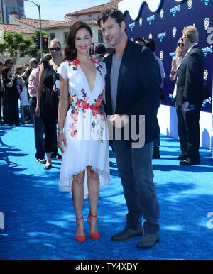 Membri del cast Ashley Judd e Harry Connick Jr frequentare la premiere del motion picture drama 'Delfino racconto 2' premiere al Regency Village Theater di Westwood sezione di Los Angeles il 7 settembre 2014. Trama: Il team di persone che ha salvato Winter's vita riassemblare nella scia della sua madre surrogata passa al fine di trovare il suo compagno in modo che lei possa rimanere al Clearwater Marine Hospital. UPI/Jim Ruymen Foto Stock