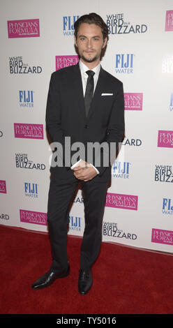 Membro del cast Shiloh Fernandez assiste la premiere del film 'White Bird in una bufera di neve" presso il Teatro Arclight nella sezione di Hollywood di Los Angeles il 21 ottobre 2014. UPI/Fil McCarten Foto Stock