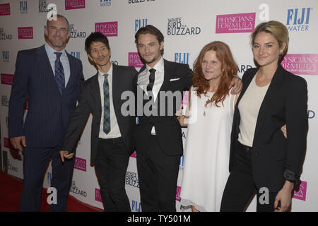 Christopher Meloni (L-R) Gregg Araki, Shiloh Fernandez, Dale Dickery e Shailene Woodley frequentare la premiere del film 'White Bird in una bufera di neve" presso il Teatro Arclight nella sezione di Hollywood di Los Angeles il 21 ottobre 2014. UPI/Fil McCarten Foto Stock