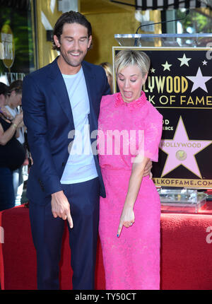 L'attrice Kaley Cuoco pone con suo marito, American giocatore di tennis professionista Ryan Sweeting durante una cerimonia di inaugurazione in onore di cuoco con il 2,532nd stella sulla Hollywood Walk of Fame a Los Angeles il 29 ottobre 2014. UPI/Jim Ruymen Foto Stock