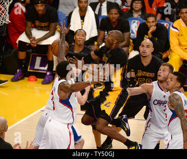 Los Angeles Lakers guard Kobe Bryant punteggi durante il secondo trimestre azione a Staples Center a Los Angeles, la California il venerdì 31 ottobre, 2014.La Clippers sconfitto i Lakers 118-111. UPI/Jon SooHoo Foto Stock