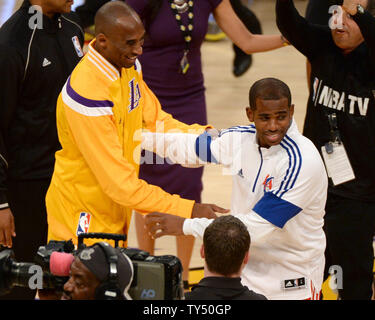 Los Angeles Lakers guard Kobe Bryant (L) ride fino a Los Angeles Clippers Chris Paul prima dell'azione di gioco a Staples Center a Los Angeles, la California il venerdì 31 ottobre, 2014. La Clippers sconfitto i Lakers 118-111. UPI/Jon SooHoo Foto Stock