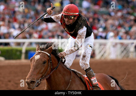 Il Texas Red cavalcato da Kent Desormeaux vince il Breeders Cup capretti al 2014 Breeders Cup Campionati del Mondo a Santa Anita Park in Arcadia, California il 1 novembre 2014. UPI/Jonathan Alcorn Foto Stock