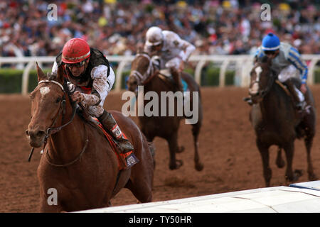 Il Texas Red (sinistra) cavalcato da Kent Desormeaux vince il Breeders Cup capretti al 2014 Breeders Cup Campionati del Mondo a Santa Anita Park in Arcadia, California il 1 novembre 2014. UPI/Jonathan Alcorn Foto Stock