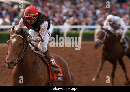 Il Texas Red (sinistra) cavalcato da Kent Desormeaux vince il Breeders Cup capretti al 2014 Breeders Cup Campionati del Mondo a Santa Anita Park in Arcadia, California il 1 novembre 2014. UPI/Jonathan Alcorn Foto Stock