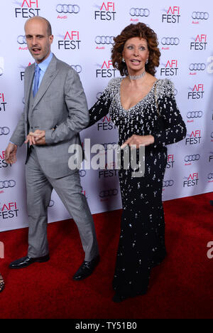 Attrice Sophia Loren e suo figlio, direttore Edoardo Ponti, partecipare alla speciale omaggio a Loren come parte di AFI Fest presso il Teatro Dolby nella sezione di Hollywood di Los Angeles il 12 novembre 2014. Il tributo coincide con il cinquantesimo anniversario della Loren's Academy Award nominato in ruolo 'Matrimonio stile italiano". UPI/Jim Ruymen Foto Stock