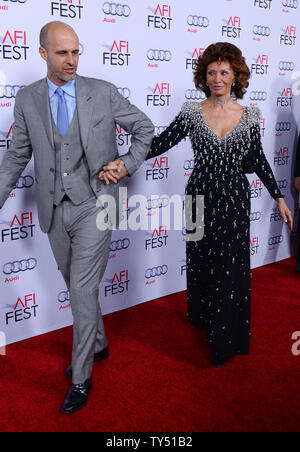 Attrice Sophia Loren e suo figlio, direttore Edoardo Ponti, partecipare alla speciale omaggio a Loren come parte di AFI Fest presso il Teatro Dolby nella sezione di Hollywood di Los Angeles il 12 novembre 2014. Il tributo coincide con il cinquantesimo anniversario della Loren's Academy Award nominato in ruolo 'Matrimonio stile italiano". UPI/Jim Ruymen Foto Stock