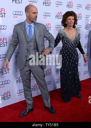 Attrice Sophia Loren e suo figlio, direttore Edoardo Ponti, partecipare alla speciale omaggio a Loren come parte di AFI Fest presso il Teatro Dolby nella sezione di Hollywood di Los Angeles il 12 novembre 2014. Il tributo coincide con il cinquantesimo anniversario della Loren's Academy Award nominato in ruolo 'Matrimonio stile italiano". UPI/Jim Ruymen Foto Stock