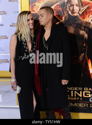 Attrice Ashley Simpson e suo marito, attore Evan Ross assistere alla premiere di sci-fi di avventura del movimento "la fame di giochi: Mockingjay - Parte I" presso il Nokia Theatre di Los Angeles il 17 novembre 2014. Storyline con i giochi ormai distrutta e a pezzi, Katniss Everdeen (Jennifer Lawrence), lungo con Gale, Finnick e Beetee, ora finiscono nel modo pensiero 'destroyed' distretto 13. Sotto la direzione del comandante delle monete e i consigli dei suoi amici, Katniss diventa il 'Mockingjay' e il simbolo di ribellione per il popolo. UPI/Jim Ruymen Foto Stock