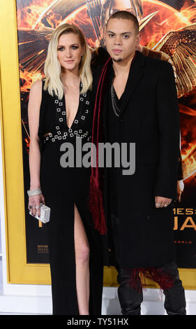 Attrice Ashley Simpson e suo marito, attore Evan Ross assistere alla premiere di sci-fi di avventura del movimento "la fame di giochi: Mockingjay - Parte I" presso il Nokia Theatre di Los Angeles il 17 novembre 2014. Storyline con i giochi ormai distrutta e a pezzi, Katniss Everdeen (Jennifer Lawrence), lungo con Gale, Finnick e Beetee, ora finiscono nel modo pensiero 'destroyed' distretto 13. Sotto la direzione del comandante delle monete e i consigli dei suoi amici, Katniss diventa il 'Mockingjay' e il simbolo di ribellione per il popolo. UPI/Jim Ruymen Foto Stock