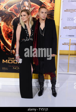 Attrice Ashley Simpson e suo marito, attore Evan Ross assistere alla premiere di sci-fi di avventura del movimento "la fame di giochi: Mockingjay - Parte I" presso il Nokia Theatre di Los Angeles il 17 novembre 2014. Storyline con i giochi ormai distrutta e a pezzi, Katniss Everdeen (Jennifer Lawrence), lungo con Gale, Finnick e Beetee, ora finiscono nel modo pensiero 'destroyed' distretto 13. Sotto la direzione del comandante delle monete e i consigli dei suoi amici, Katniss diventa il 'Mockingjay' e il simbolo di ribellione per il popolo. UPI/Jim Ruymen Foto Stock