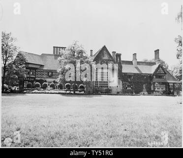 Di fronte il Palazzo Cecilienhof, sito della Conferenza di Potsdam in Potsdam, Germania. A sinistra nella foto è la sezione usato come il British trimestri. Le lunghe finestre nel centro sono quelli della delegazione americana e il presidente Truman. Nel centro, appena a destra della sala conferenze in una posizione piuttosto spazio scuro, sono le finestre dell'ufficio del leader sovietico Josef Stalin. Foto Stock